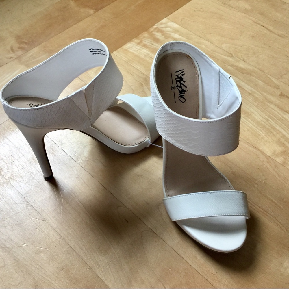 NWT heeled sandal